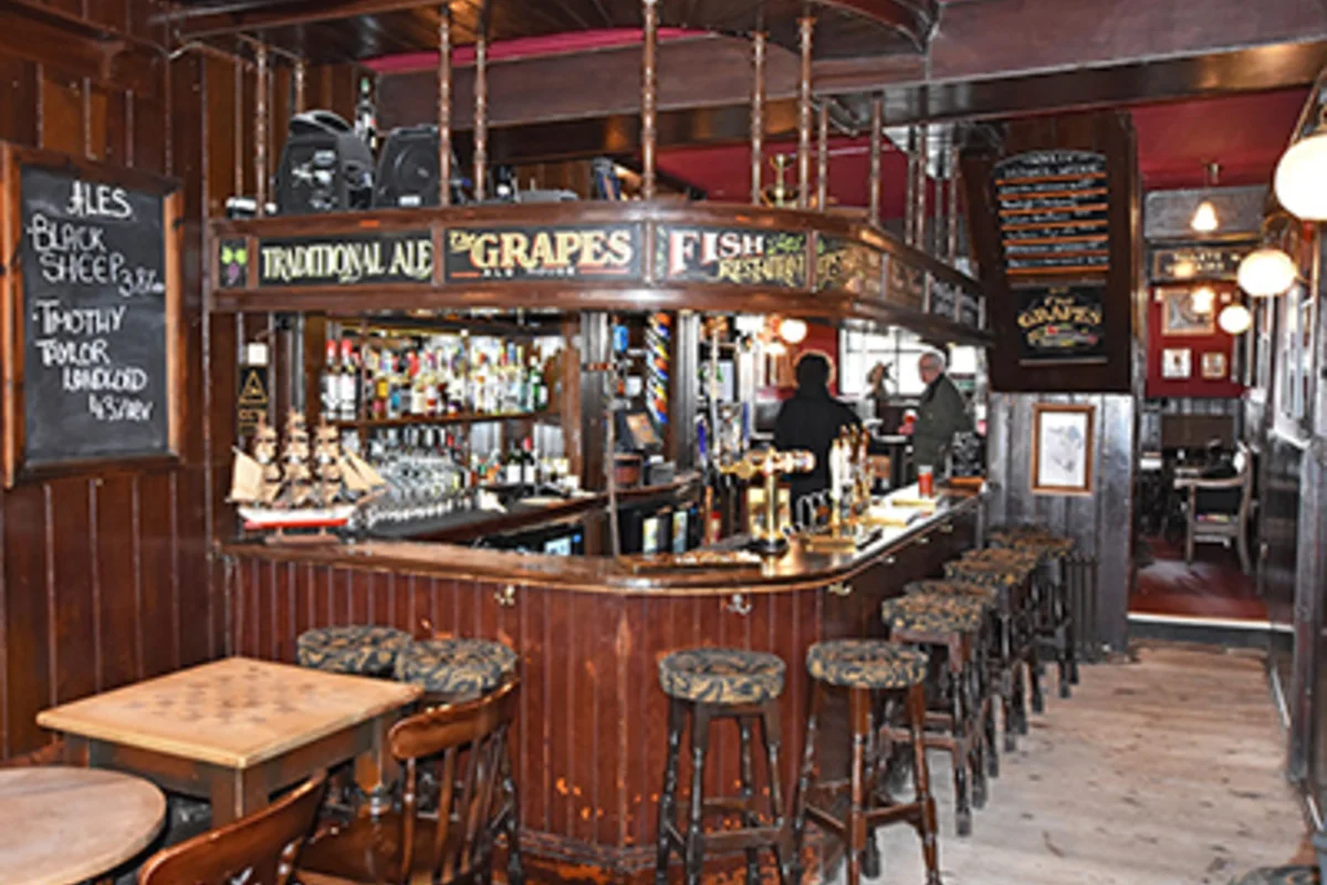 The Grapes, Narrow Street Limehouse — bar servery front